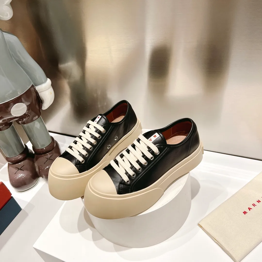 👟👟Ex-factory price 480👟👟 (exclusive top quality) Marni|Mary Jane big head doll shoes‼ ️Upgraded outsole, consistent lasting process with the original version, upgraded to the latest official original packaging‼ ️ Mani’s incomparable and versatile white shoes! I'm tired of the regular white shoes, so I bought a pair of different style thick-soled big-toe shoes. Paris International Fashion Week catwalk model, purchase-level version, all Internet celebrities wear it, Song Zuer, Zhao Lusi, Huo🔥 Show... [4.5cm increased sole] Not bulky, light and soft, comfortable on the feet! It feels very good on your feet and doesn't scratch your feet at all! Extremely comfortable! Daily travel! Wear whatever you like regardless of the occasion, no fear of any dress code, no pressure to dress! ✔Upper: imported cowhide fabric ✔Lining: lambskin lining ✔Outsole: exclusive original molded 1:1 rubber ➕T👟👟factory price U outsole! Floating beige is not completely white. Difference between market currencies We are different‼ ️ ✔𝐒𝐢𝐳𝐞: 35-40